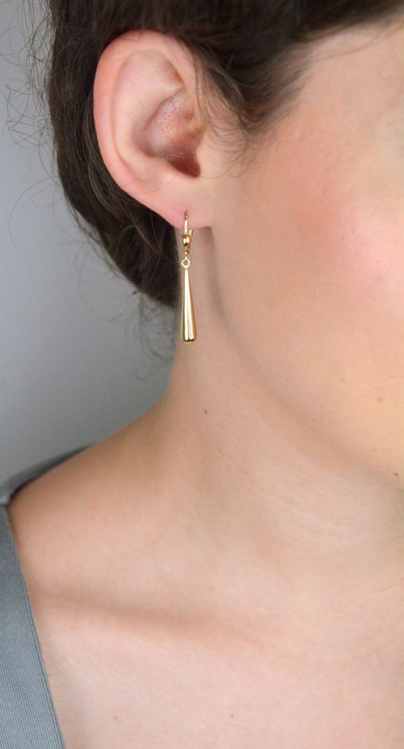 Delikatne kolczyki damskie ze złota próby 585 w kształcie smukłych sopelków. Długość 4 cm, zapięcie angielskie. Elegancja i subtelny styl w jednym.1.jpg